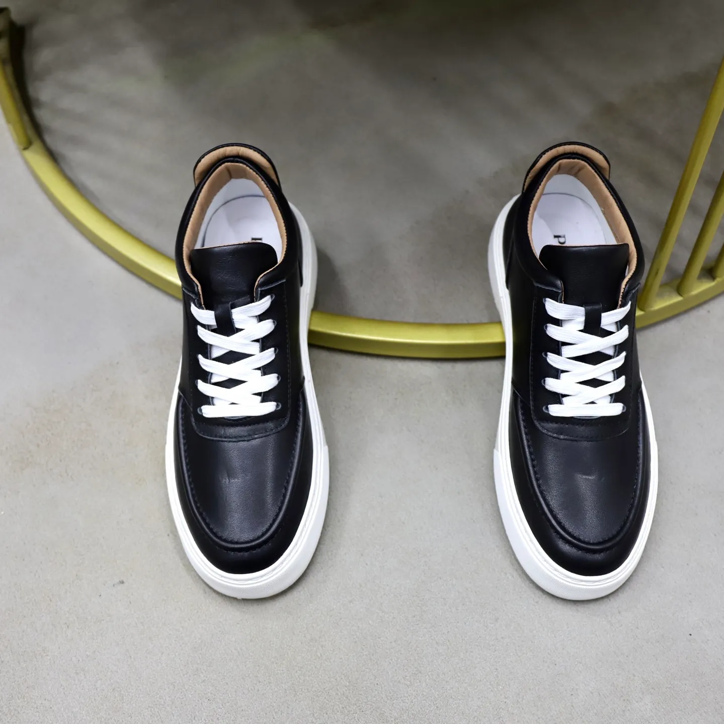 Ex-factory price: 460💰🙅‍♂️🙅‍♂️🙅‍♂️ Brand: PRADA Standard code: 38–44 (45 can be customized) Grade: Same as the official website Material: Original cowhide fabric Comfortable pigskin lining Lightweight wear-resistant outsole Style category: Men's fashionable casual shoes and boots Running sneakers Distinguished luxury brand elements Top luxury Color: actual picture color